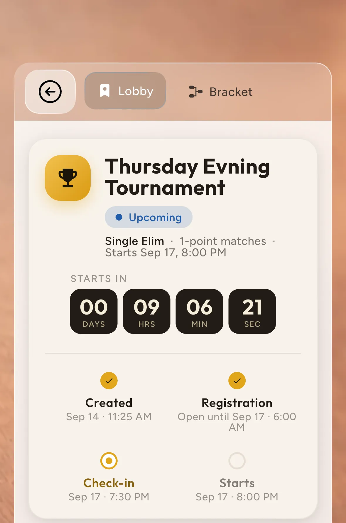 Lobby de un torneo de backgammon en Gammon42, con cuenta regresiva hasta el inicio, inscripción y check-in